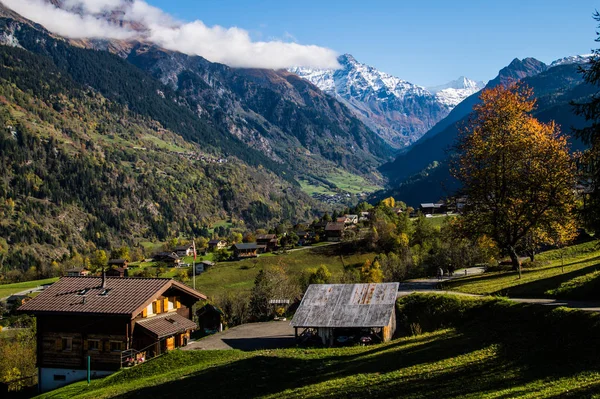 Paisaje de los Alpes suizos en otoño — Foto de Stock