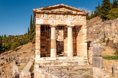 Delphi, Yunanistan, Mount Parnassos, bir arkeolojik site Atinalı hazine