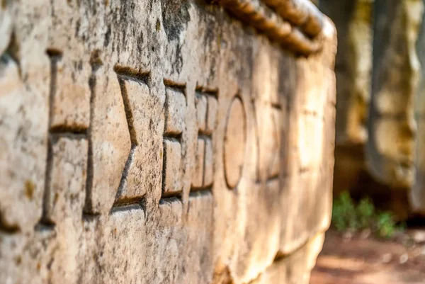 Antike Schrift Hieroglyphe in Stein gehauen in Athen, Griechenland lizenzfreie Stockbilder