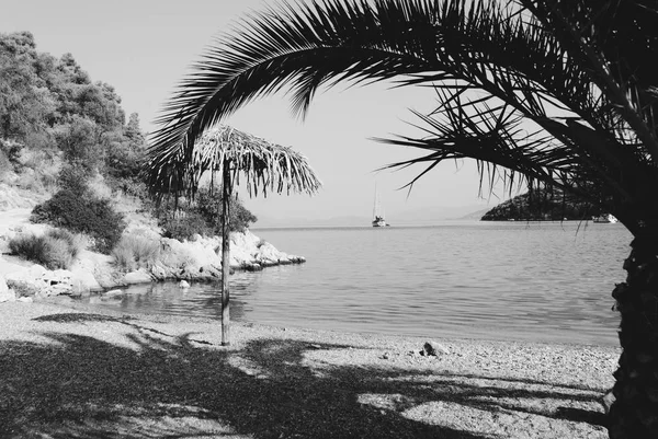 Пляж Vagionia вблизи гавани деревни Palaia Epidaurus, Арголис, Греция Стоковое Фото