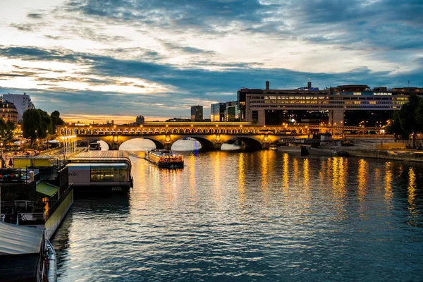 Bercy και pont de Bercy στο Παρίσι κατά τη διάρκεια της μπλε ώρα το καλοκαίρι — Φωτογραφία Αρχείου