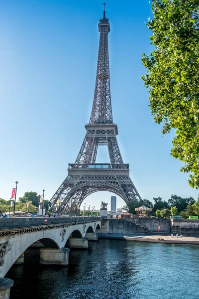 Eiffel tower from Trocadro bridge with Montparnasse tower in the background — Stock Photo, Image