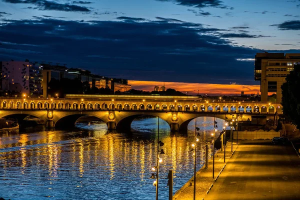 Pont de Bercy mit der U-Bahn in Paris zur blauen Stunde im Sommer Stockbild