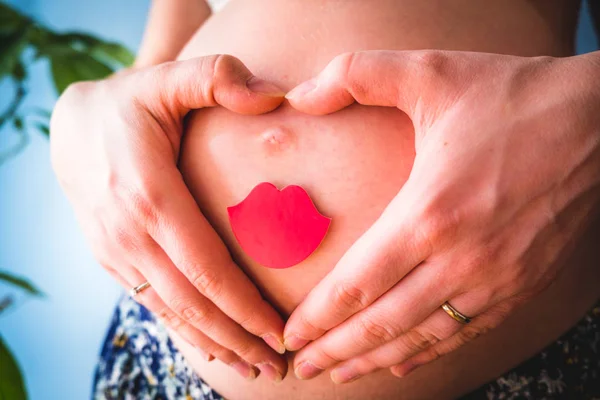 Schwangere mit lächelndem Bauch lizenzfreie Stockfotos