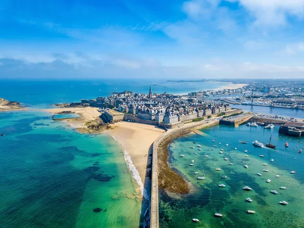 Luchtfoto van de prachtige stad kapers - Saint Malo in Bretagne, Frankrijk — Stockfoto