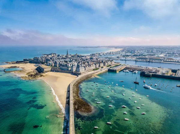 Vue aérienne de la belle ville de Privateers au coucher du soleil Saint Malo en Bretagne, France — Photo