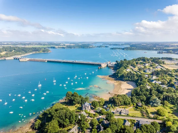 Vue aérienne sur le Barrage de la Rance en Bretagne près de Saint Malo, énergie marémotrice — Photo