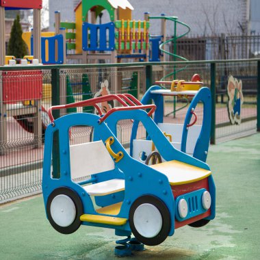 Araba parkta sallanıyor.