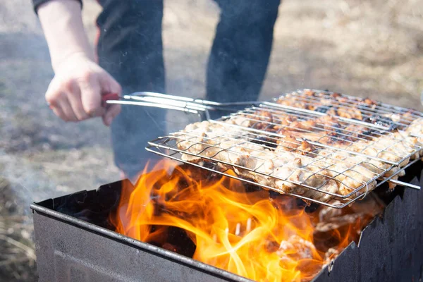 Kuřecí Křídla Grilu Muž Vaření Masa Grilu Venku Detailní Záběr — Stock fotografie