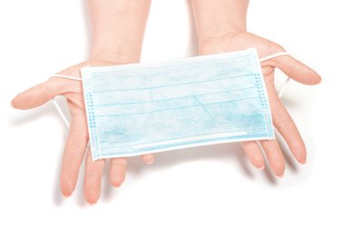 Beyaz bir arka planda, kadınların elindeki tıbbi maske yukarıdaydı. Grip için viral koronavirüs gribine karşı koruma. izole