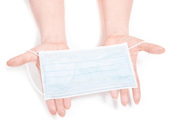 Beyaz bir arka planda, kadınların elindeki tıbbi maske yukarıdaydı. Grip için viral koronavirüs gribine karşı koruma. izole, koruyucu tıbbi araç