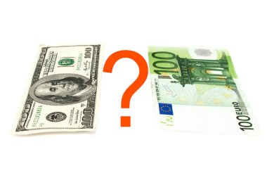 Yüz dolarlık banknot ve yüz euro, soru işareti, beyaz arka planda izole edilmiş.