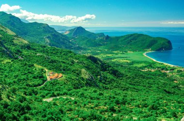 Montgomery manzaralı şehir petrovac 'ı. Adriyatik kıyısındaki Budva kentinin ünlü Avrupa seyahatinin panoramik manzarası yatay