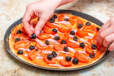 Evde domates ve peynirli pizza yapıyorum.