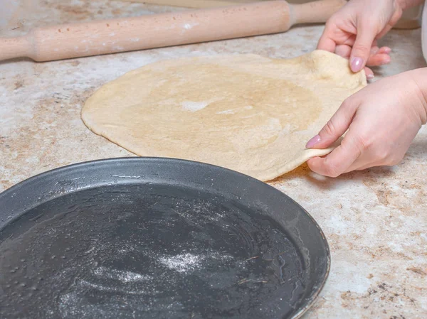 Hacer Una Pizza Casa Con Tomate Queso Pizza Preparar Pasta —  Fotos de Stock