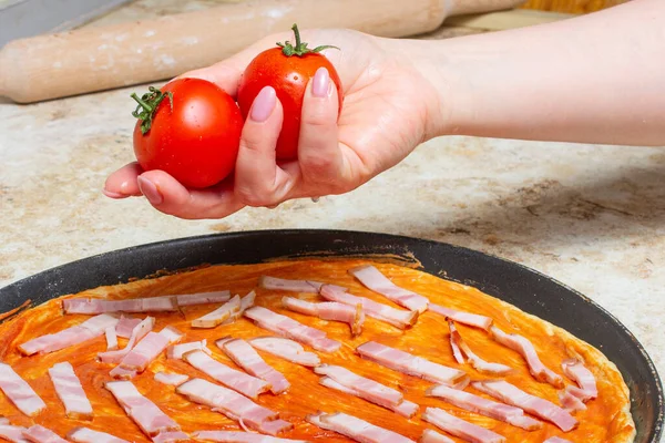 Hacer Una Pizza Casa Con Tomate Queso Cocinar Casa Concepto —  Fotos de Stock