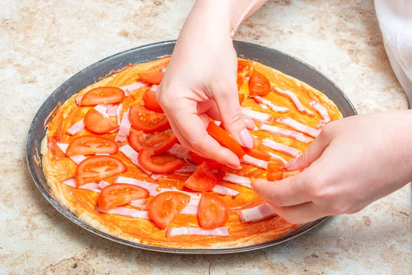 Fazendo Uma Pizza Casa Com Tomate Queijo Cozinhe Casa Conceito — Fotografia de Stock