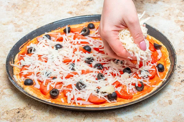 Robisz Pizzę Domu Pomidorem Serem — Zdjęcie stockowe