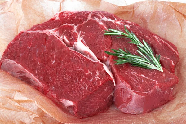 Peça Fresca Carne Crua Vaca Com Alecrim Sobre Papel Embrulho — Fotografia de Stock
