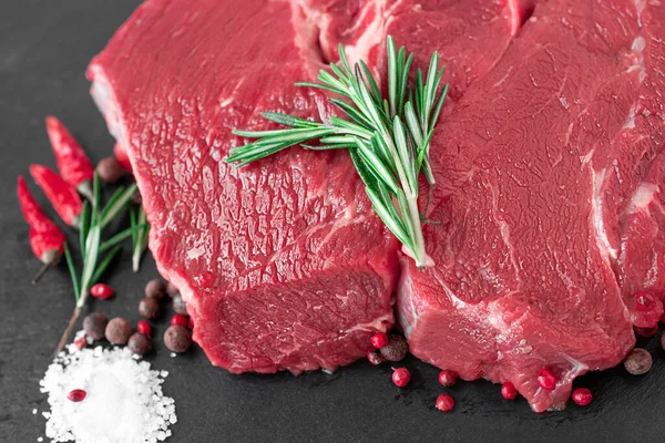 小牛肉和香料 生牛皮素 一块鲜红色的肉 — 图库照片