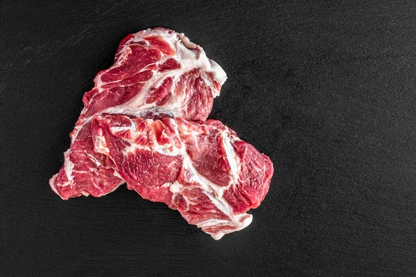 Friss Steak Nyers Sertéshús Sötét Háttér Top View Egyik Steak — Stock Fotó