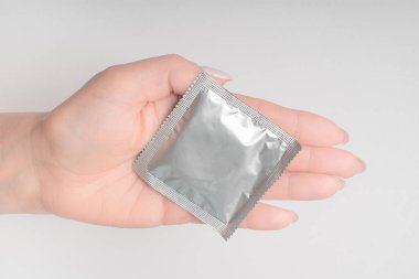 Genç kadınların el ele tutuşmalarında prezervatif kullanmaya hazır olmak, güvenli seks kavramı vermek, enfeksiyonu önlemek ve doğum oranını veya güvenli prezervatifleri kontrol etmek