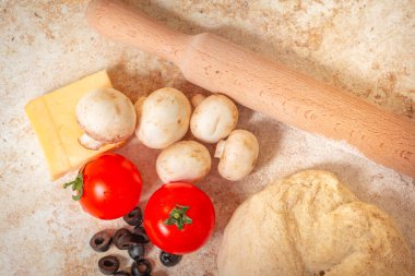 Ev yapımı pizza malzemeleri domates, şampiyon, peynir, zeytin ve hamur. en üstteki görünüm