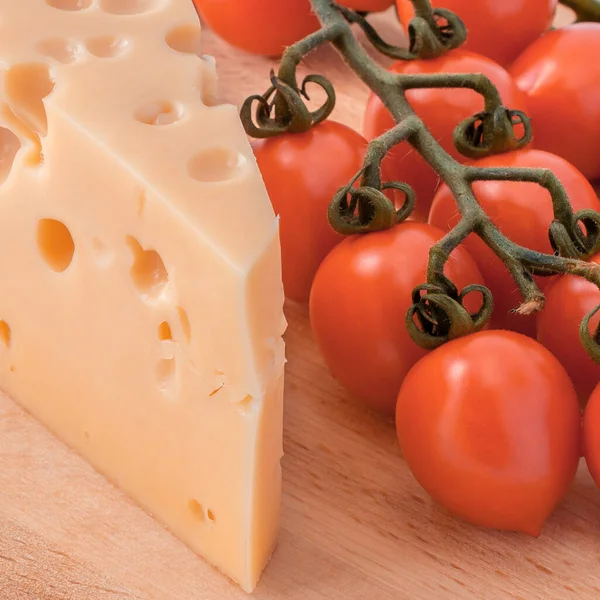 木の板の上に穴の開いたチーズ — ストック写真