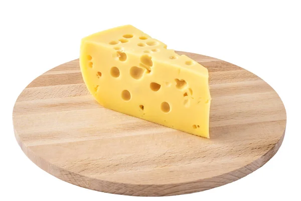 白い背景に穴の開いた黄色い牛のミルクスイスチーズの三角形の部分 — ストック写真