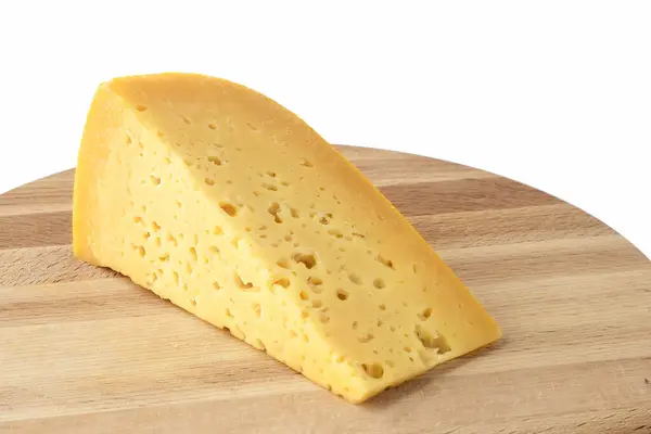 木の板にチーズ三角形のチーズハードチーズ — ストック写真