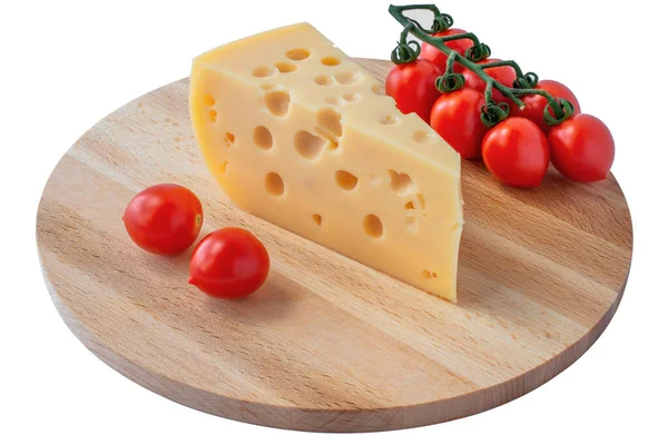 白い背景に穴の開いたチーズとトマトの切り分け — ストック写真