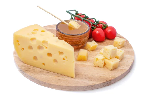 黄色のマダムチーズ 穴のある三角形の部分のチーズ 蜂蜜とソーサー トマトの木の隔離された白い背景 — ストック写真