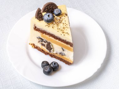 Böğürtlen ve kurabiyelerle süslenmiş güzel bir pasta.