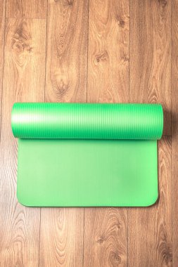 Evde yeşil yoga minderi, uzaktan yoga öğrenme. en üstteki görünüm
