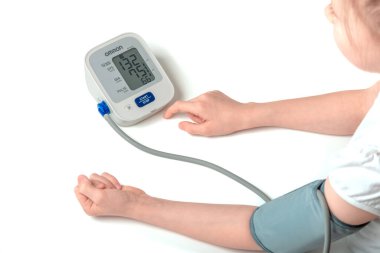 Çocuk kız tansiyonunu kendisi ölçer, pediatrik kardiyoloji konsepti, soyutlanmış beyaz arka plan