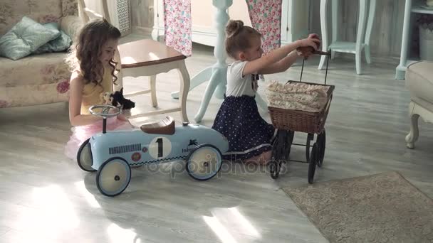 Meninas namoradas jogando brinquedos em casa — Vídeo de Stock