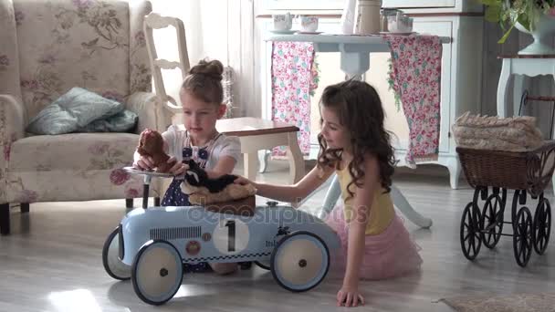 Petites filles copines jouer à des jouets à la maison — Video