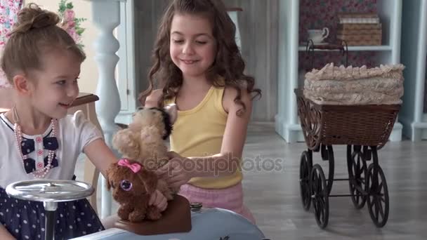 Meninas namoradas jogando brinquedos em casa — Vídeo de Stock