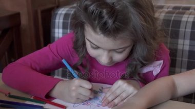 Küçük kız bir kafede oturan çizer