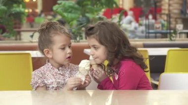 Mutlu küçük kız kız kafede dondurma yeme