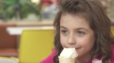 Dondurma bir kafede yemek mutlu ve mutlu küçük kız