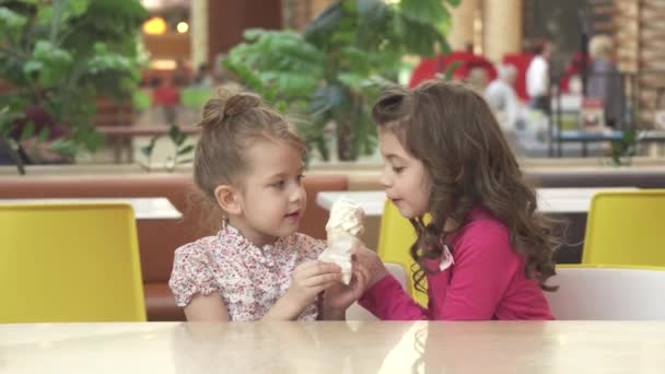 Pequeña novia feliz comiendo helado en la cafetería — Vídeo de stock