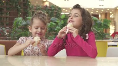 Mutlu küçük kız kız kafede dondurma yeme