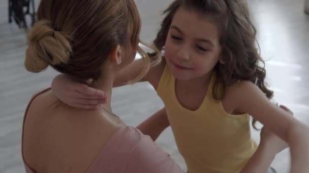 Filha corre para os braços das mães em casa e dá-lhe um grande abraço. LOW MOTION — Vídeo de Stock