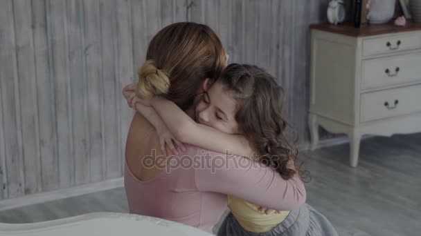 Lánya otthon anyák karjaiba rohan, és ad neki egy nagy ölelés. Lassú mozgás — Stock videók