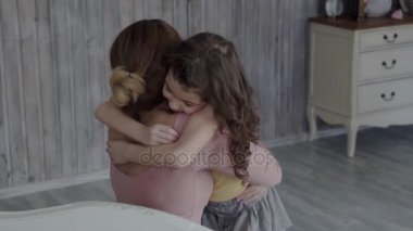 Kızı evde anneler kollarına atılıyor ve onu kocaman bir kucak verir. Ağır çekim