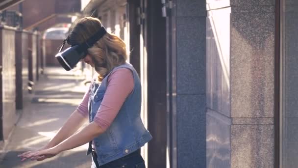 Женщина использует очки виртуальной реальности в современной архитектуре — стоковое видео