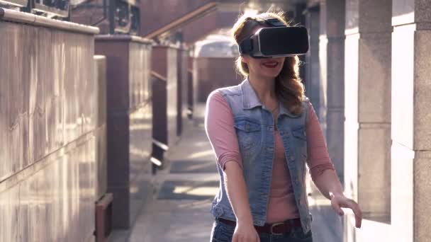 Mujer utiliza unas gafas de realidad virtual en la arquitectura moderna — Vídeo de stock