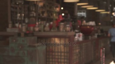 Arka planda atmosferik bir kafe. Bokeh