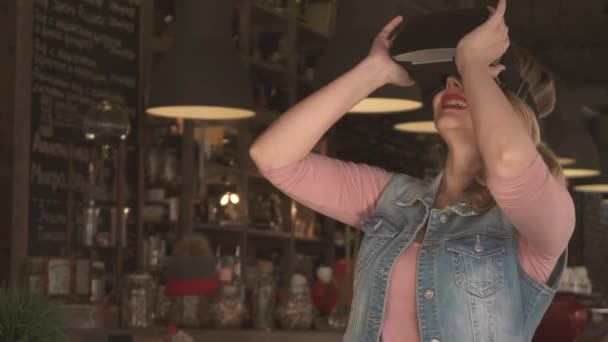 Mulher usa um óculos de realidade virtual no café — Vídeo de Stock